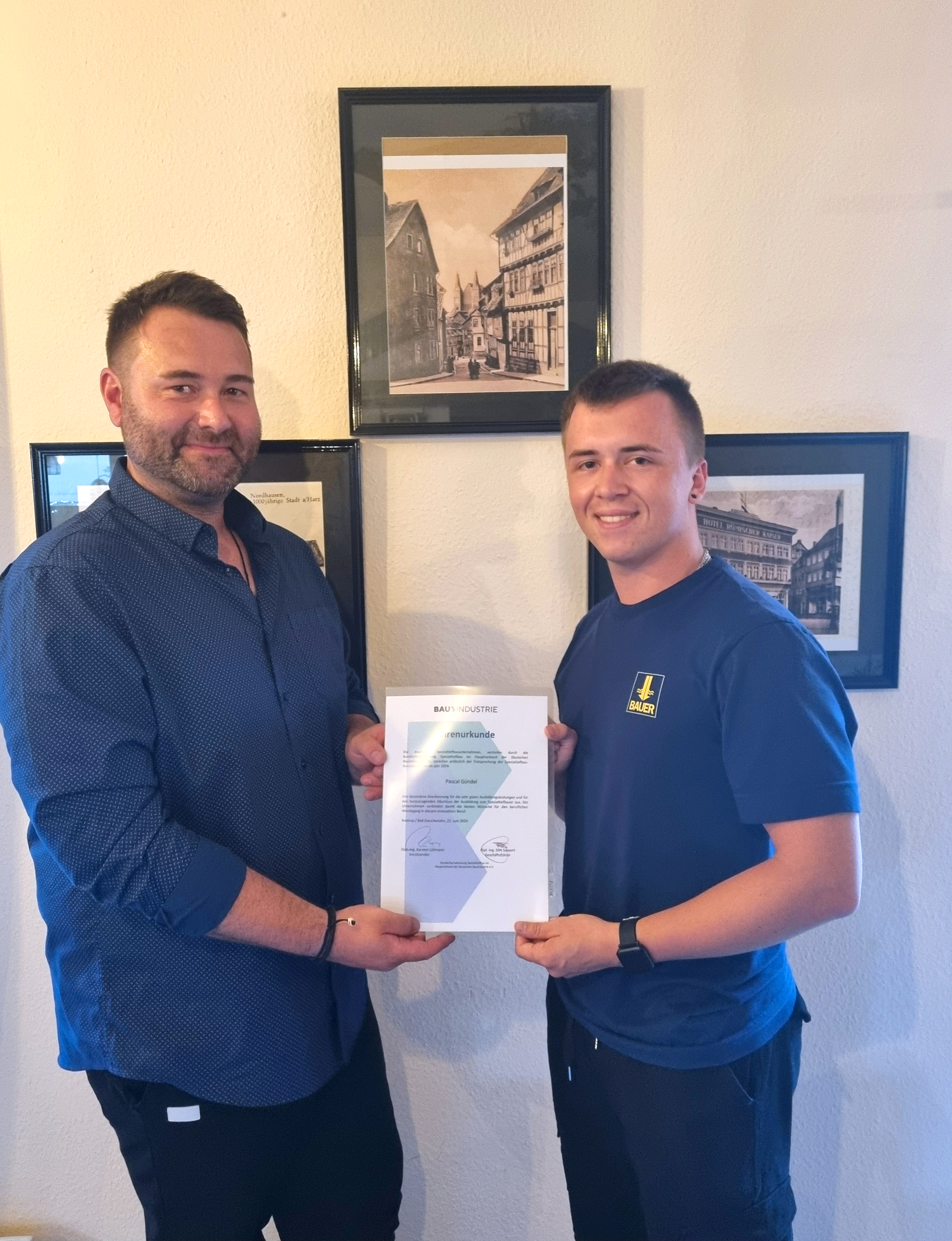 Ausbilder Daniel Hink (li.) und Spezialtiefbauer Pascal Gündel