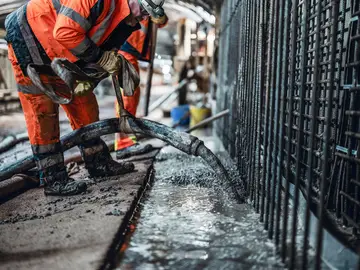 Zur Stabilisierung des Tunnelbauwerks wird eine bewehrte Innenschale aus Ort- und Spritz-beton hergestellt.