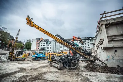 Leistungsstarke Geräte von Bauer Maschinen, KLEMM (im Bild) und RTG sind für die Spezialtiefbauarbeiten im Einsatz.